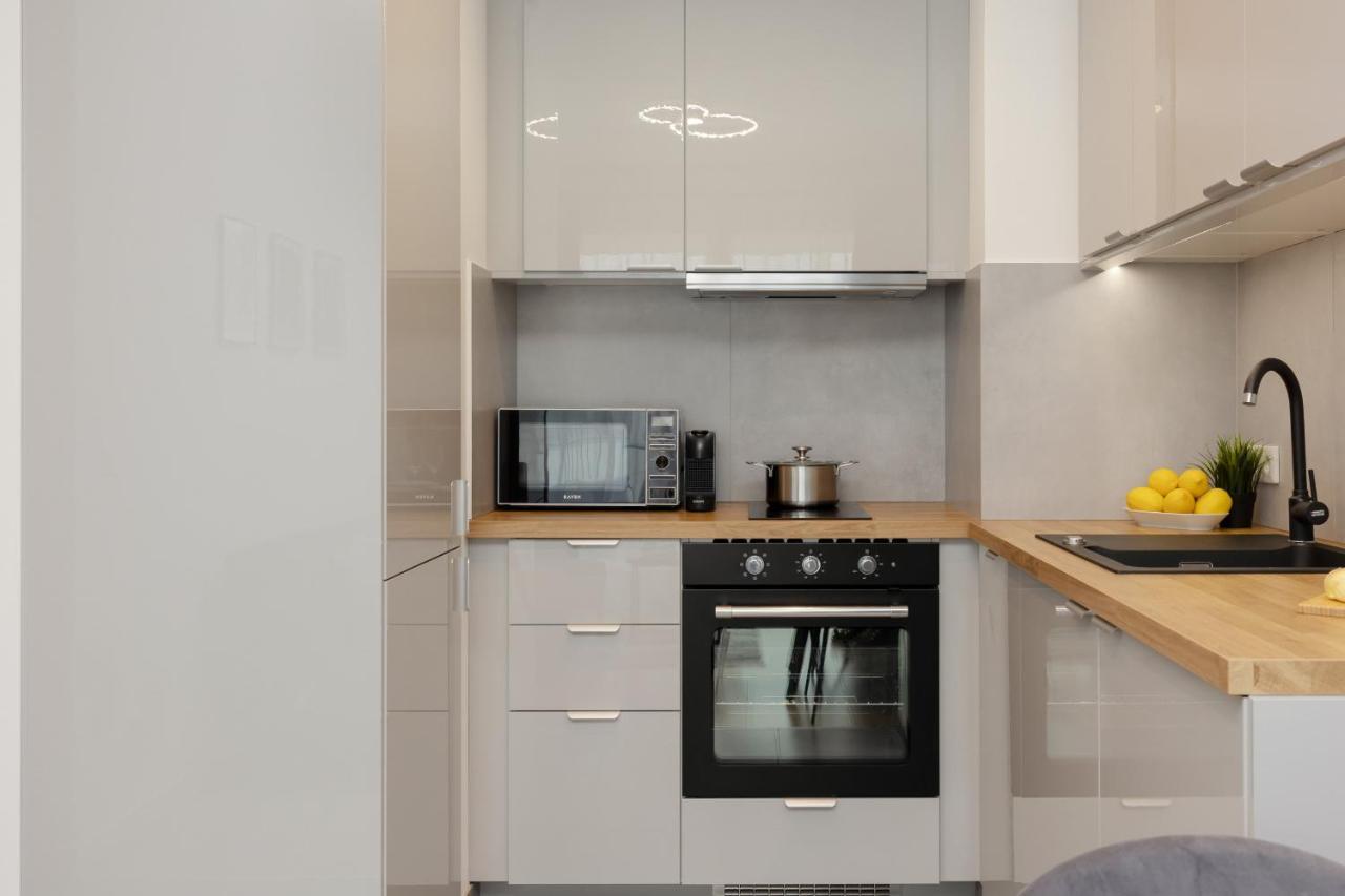 Cozy Apartments With Parking In The 19Th District By Noclegi Renters Varsó Kültér fotó