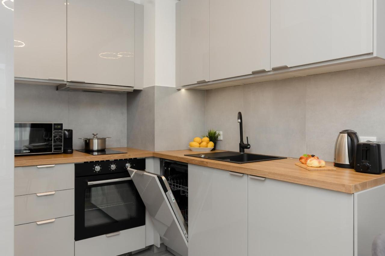 Cozy Apartments With Parking In The 19Th District By Noclegi Renters Varsó Kültér fotó